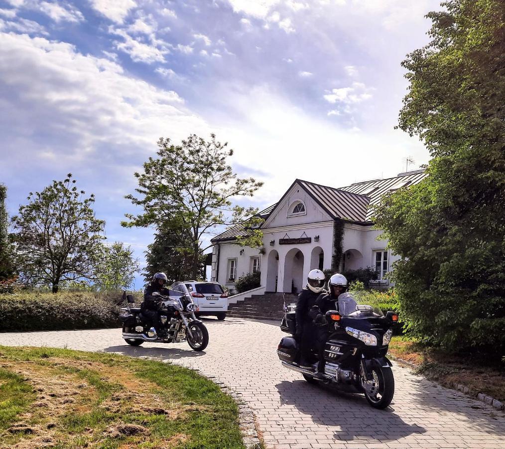 Dwor Na Wichrowym Wzgorzu Bed & Breakfast Przybyslawice Bagian luar foto