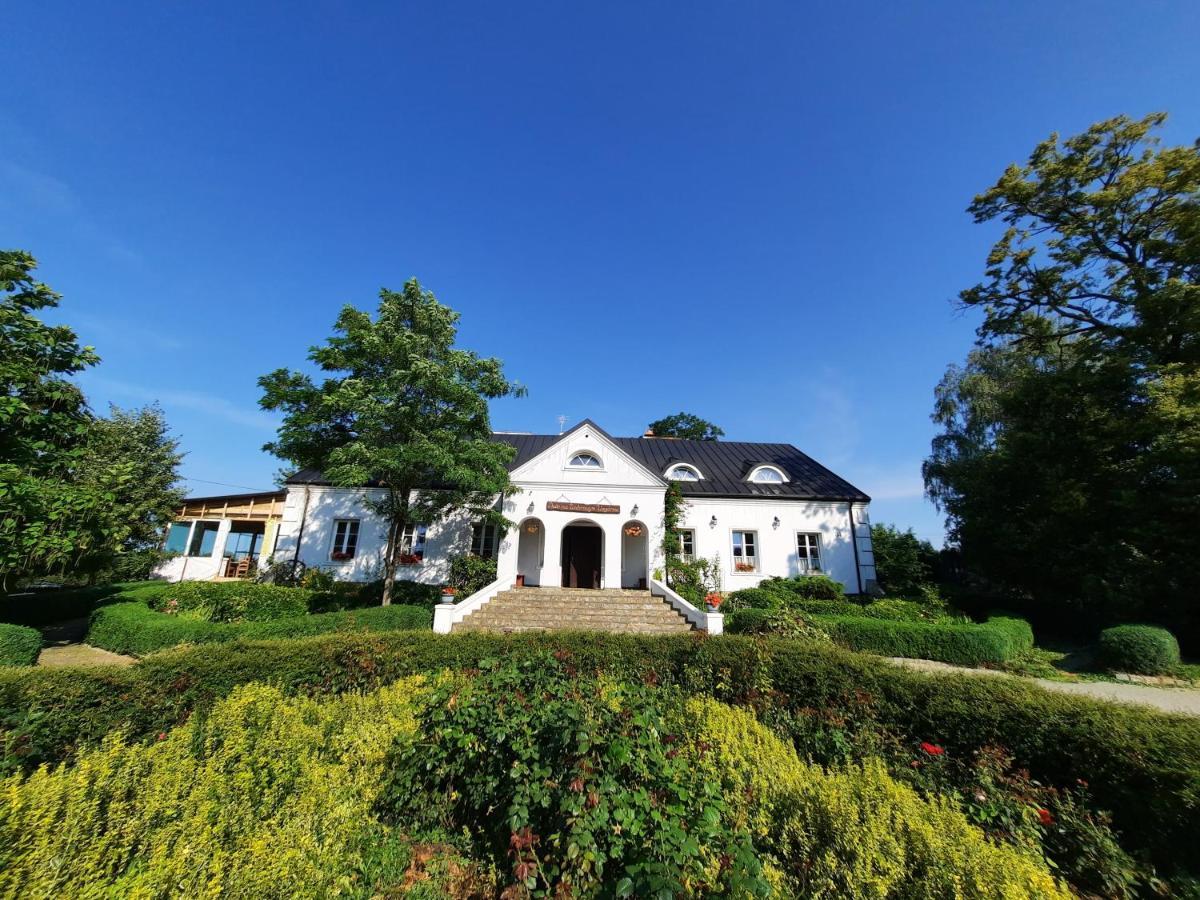 Dwor Na Wichrowym Wzgorzu Bed & Breakfast Przybyslawice Bagian luar foto