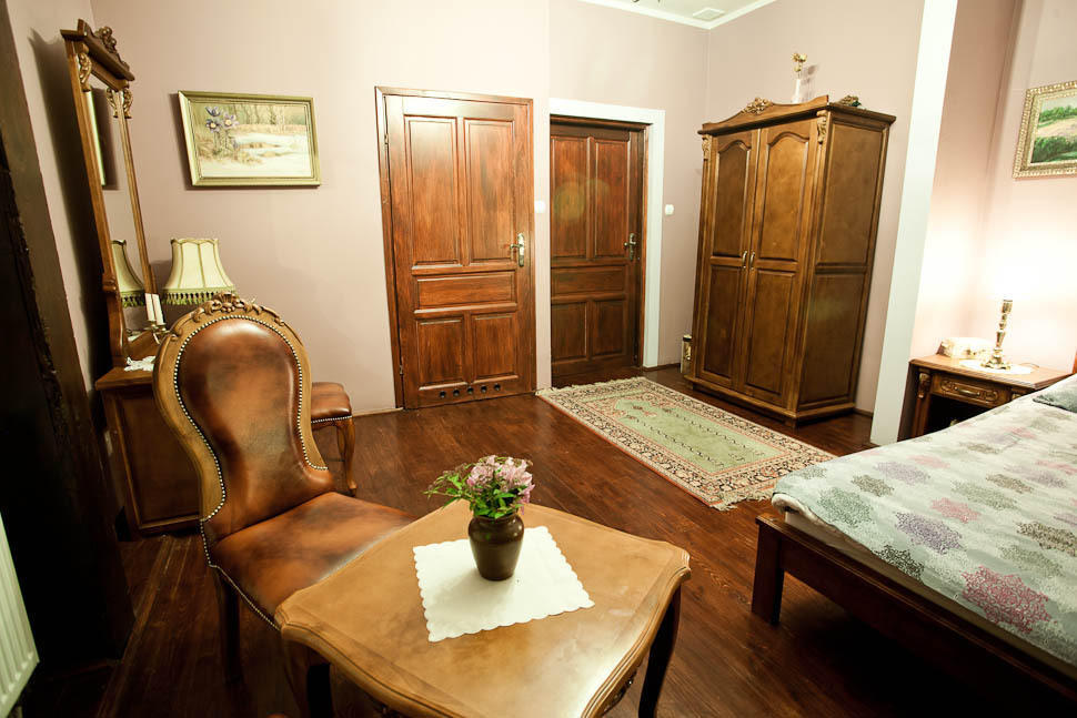 Dwor Na Wichrowym Wzgorzu Bed & Breakfast Przybyslawice Ruang foto