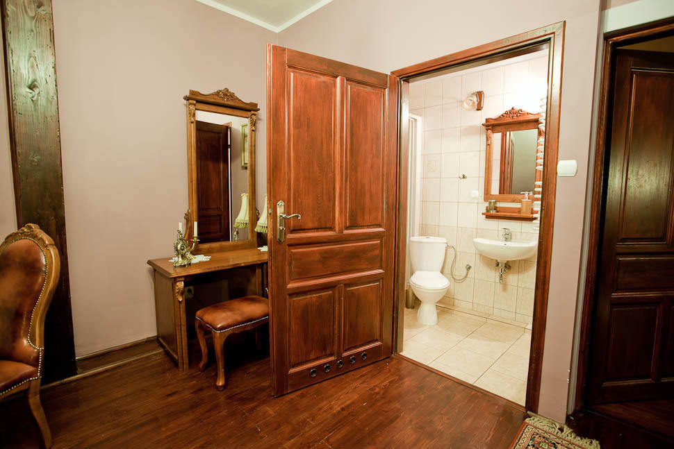 Dwor Na Wichrowym Wzgorzu Bed & Breakfast Przybyslawice Ruang foto