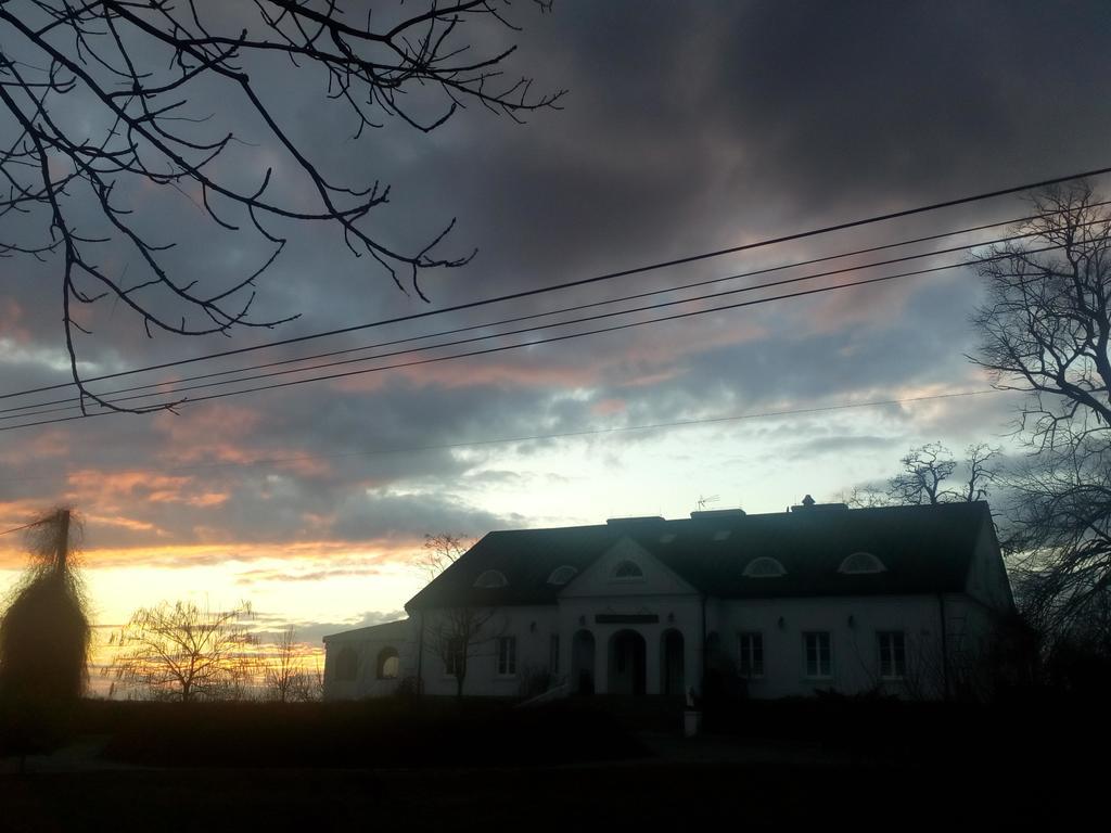 Dwor Na Wichrowym Wzgorzu Bed & Breakfast Przybyslawice Bagian luar foto
