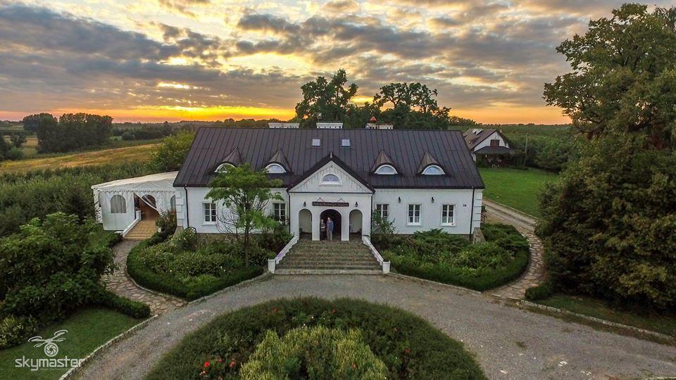 Dwor Na Wichrowym Wzgorzu Bed & Breakfast Przybyslawice Bagian luar foto